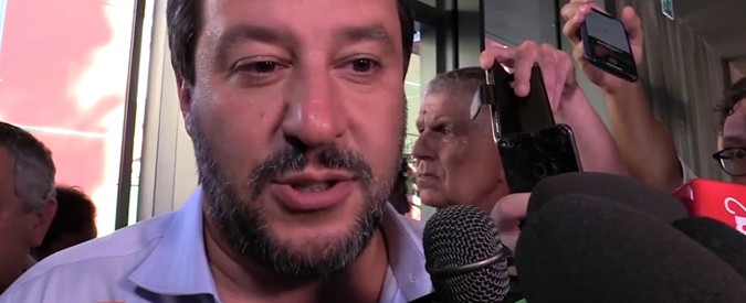 Copertina di Sea Watch, Salvini: “Sbarcati altri 800 migranti? Questa è battaglia di principio, con ong straniera che viola le leggi”