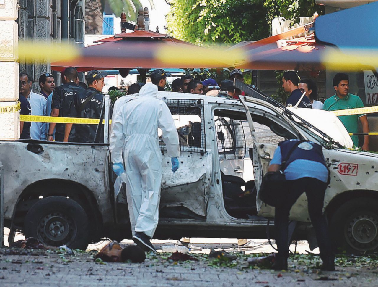 Copertina di Tunisi sull’orlo dell’abisso: kamikaze e presidente morente