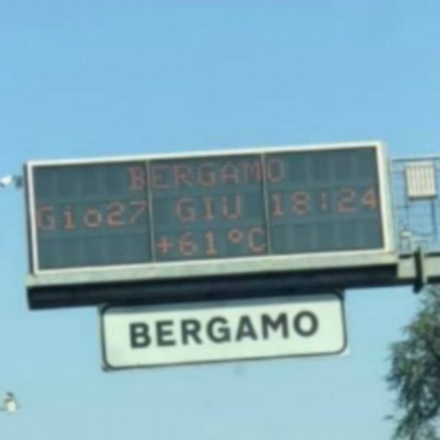 Bergamo, il tabellone elettronico va in tilt per il caldo e segna 61 gradi