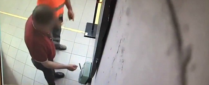 Copertina di Roma, timbravano il cartellino ma andavano a fare la spesa o lavori extra: incastrati e sospesi 9 giardinieri