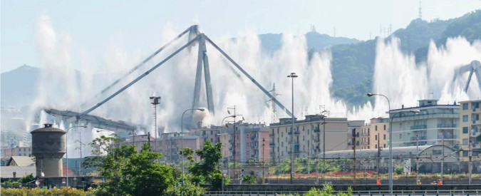 Copertina di Ponte Morandi, abbattuti resti struttura dopo l’evacuazione di 3.400 residenti. Salvini: “Prossimo anno nuovo viadotto”