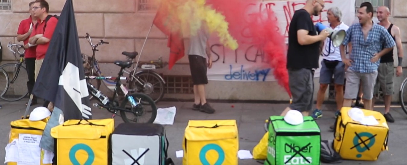 Copertina di Rider, protesta a Milano: in piazza solo una ventina: “Nostri colleghi hanno paura di possibili ritorsioni. Anche io ne ho”