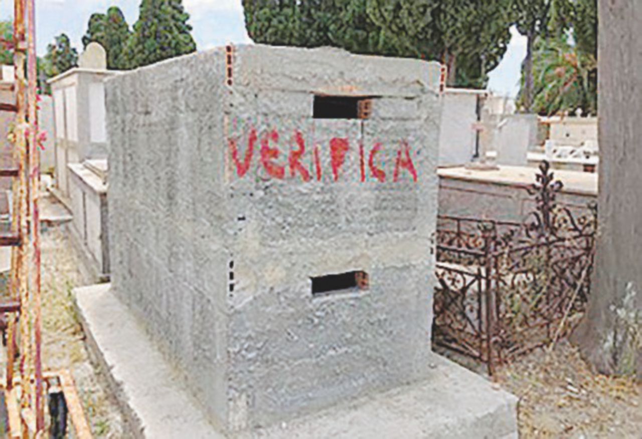 “A Locri la ’ndrangheta sposta le tombe: ruspe sulle cappelle abusive”