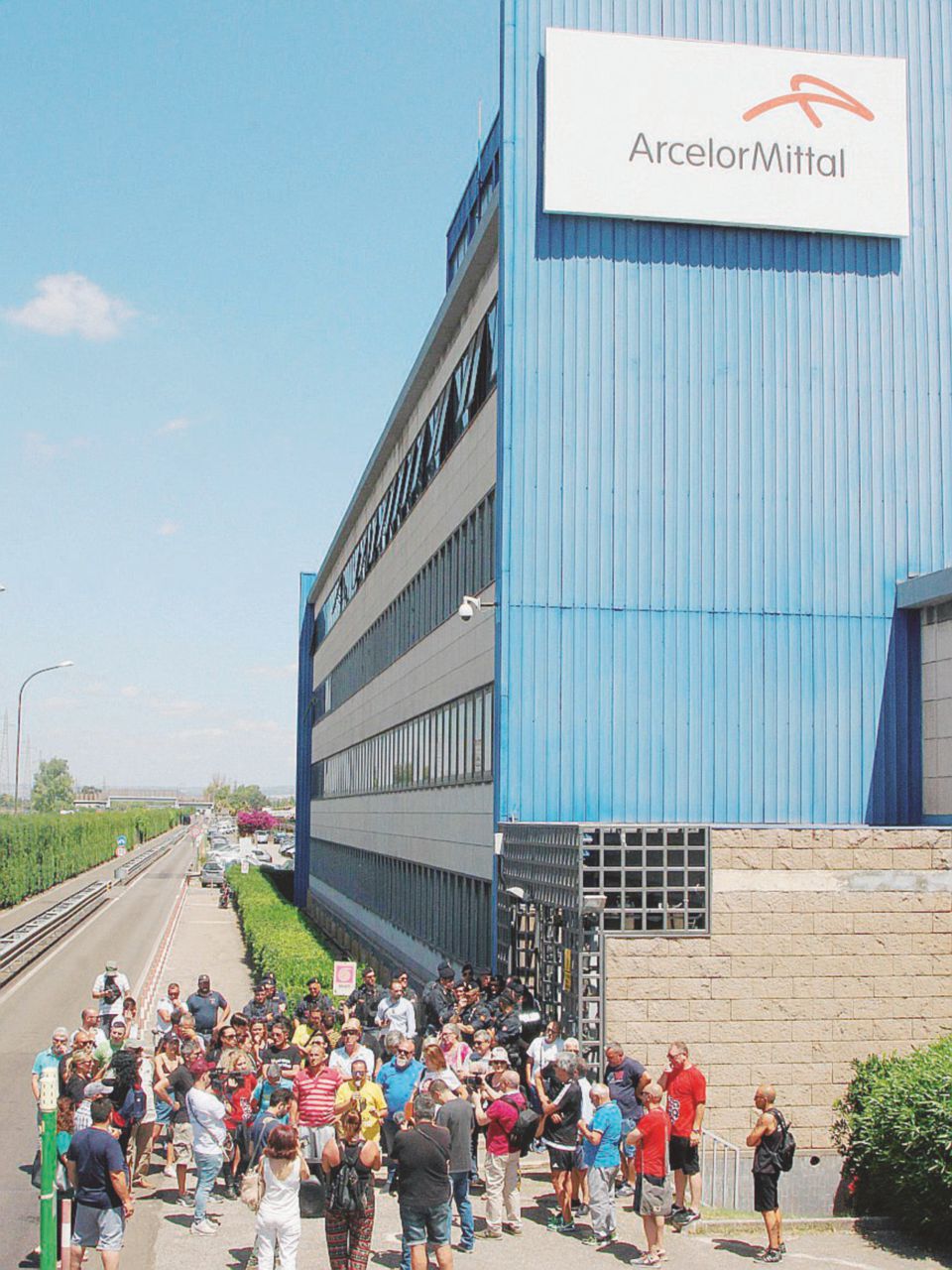 Copertina di L’attesa di Taranto: “Arcelor? Alla fine sono come i Riva”