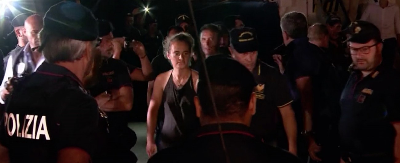 Copertina di Sea Watch, la nave entra nel porto di Lampedusa. Arrestata la comandate Carola tra “buu”, fischi e applausi