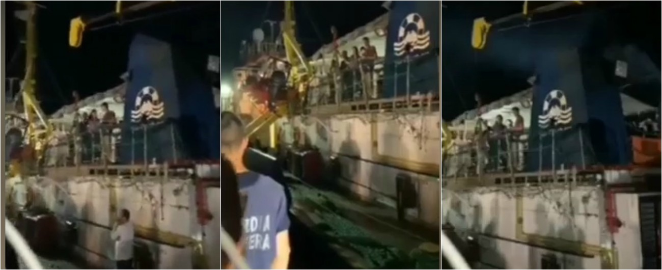Copertina di Sea Watch, la nave entra nel porto di Lampedusa. Insulti a Carola e ai migranti: “Spero che ti violentano sti negri”