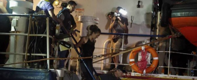 Risarcimento a Sea Watch, Meloni e Salvini di nuovo all’attacco: “Giudici politicizzati si mettono di traverso”. Il presidente del tribunale al governo: “Denigrare non è diritto di critica”