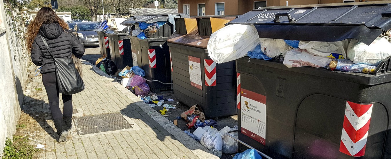 Roma tra roghi e spazzatura: Raggi nomina l’assessore al Verde, ma non ha la delega ai rifiuti. Regione: “Emergenza”