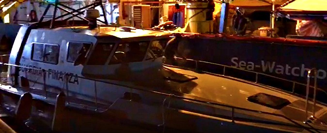 Copertina di Sea Watch, le immagini della manovra incriminata: così la motovedetta della Finanza è riuscita a non farsi schiacciare