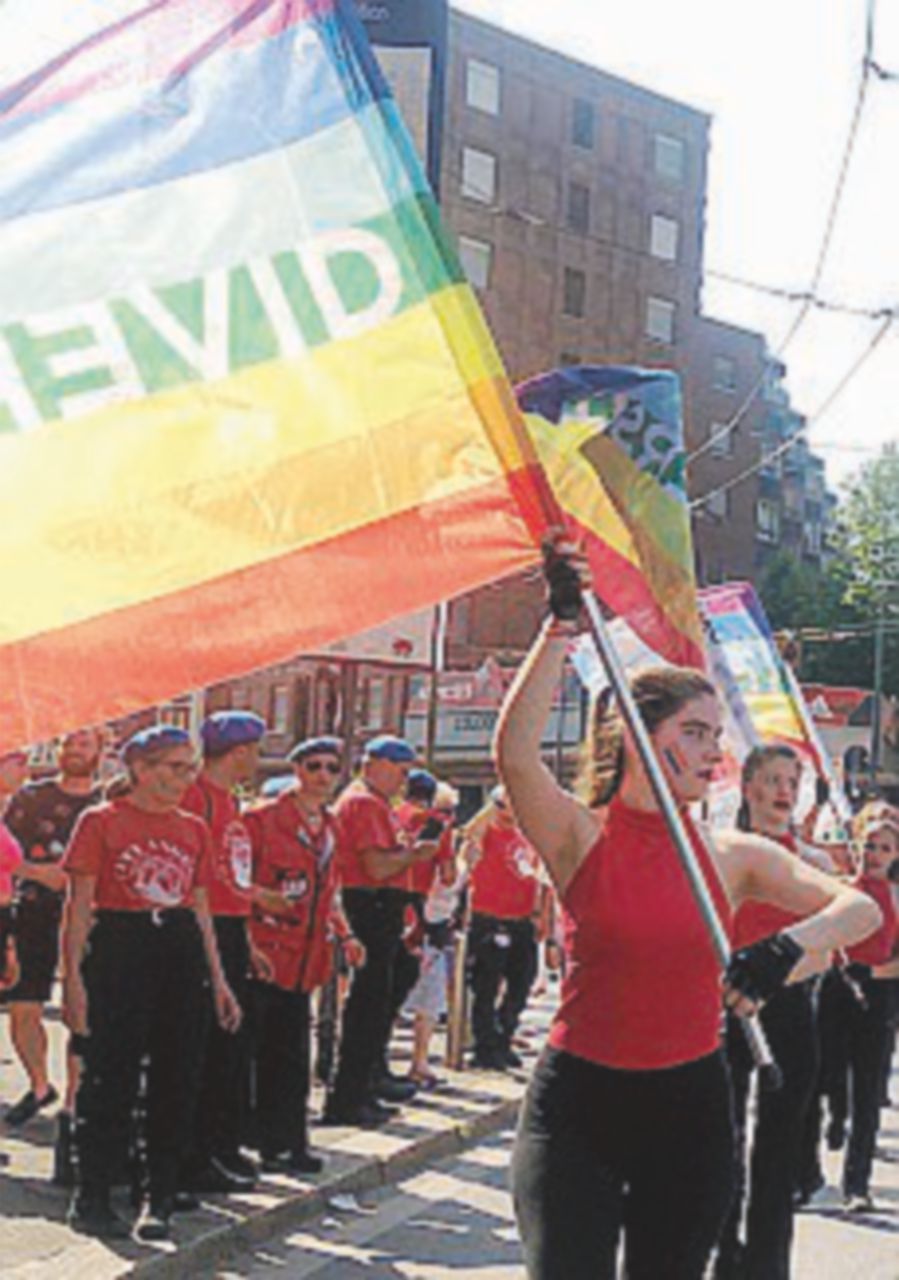 Copertina di Il Gay Pride sostiene la capitana: “Siamo tutti sbruffoncelli”
