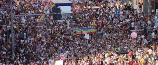 Copertina di Milano Pride, il corteo dei 300mila visto dall’alto. Solidarietà ai migranti: “Mai visto un clima d’odio del genere”