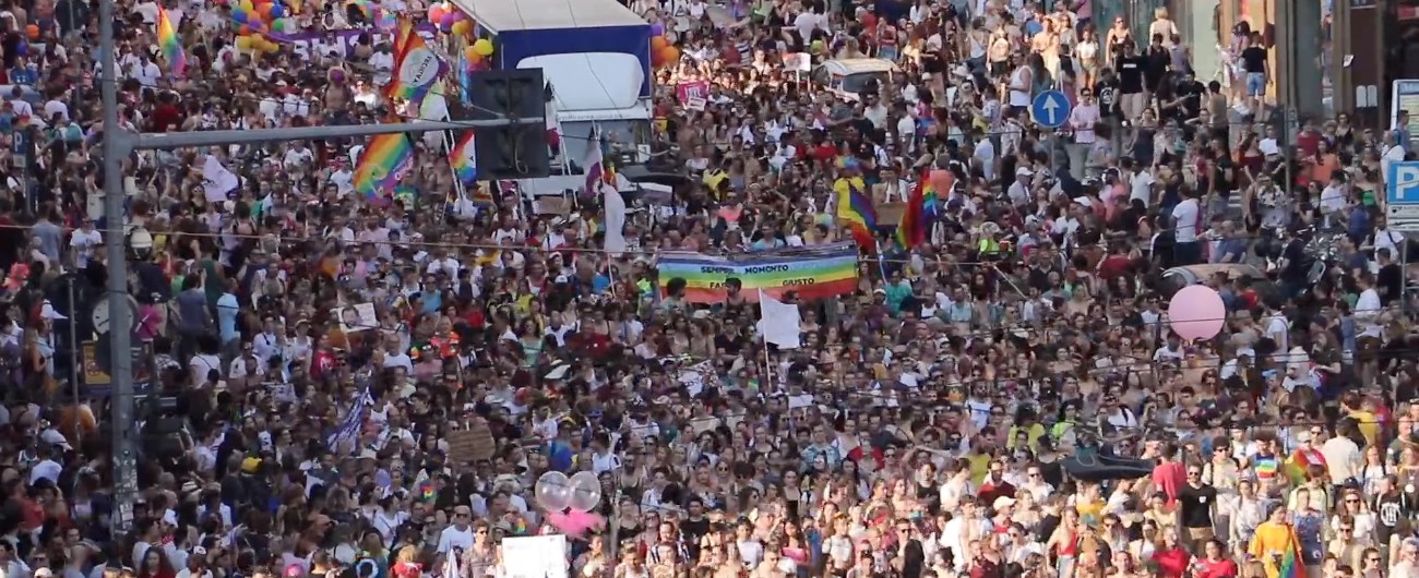 Copertina di Milano Pride, il corteo dei 300mila visto dall’alto. Solidarietà ai migranti: “Mai visto un clima d’odio del genere”