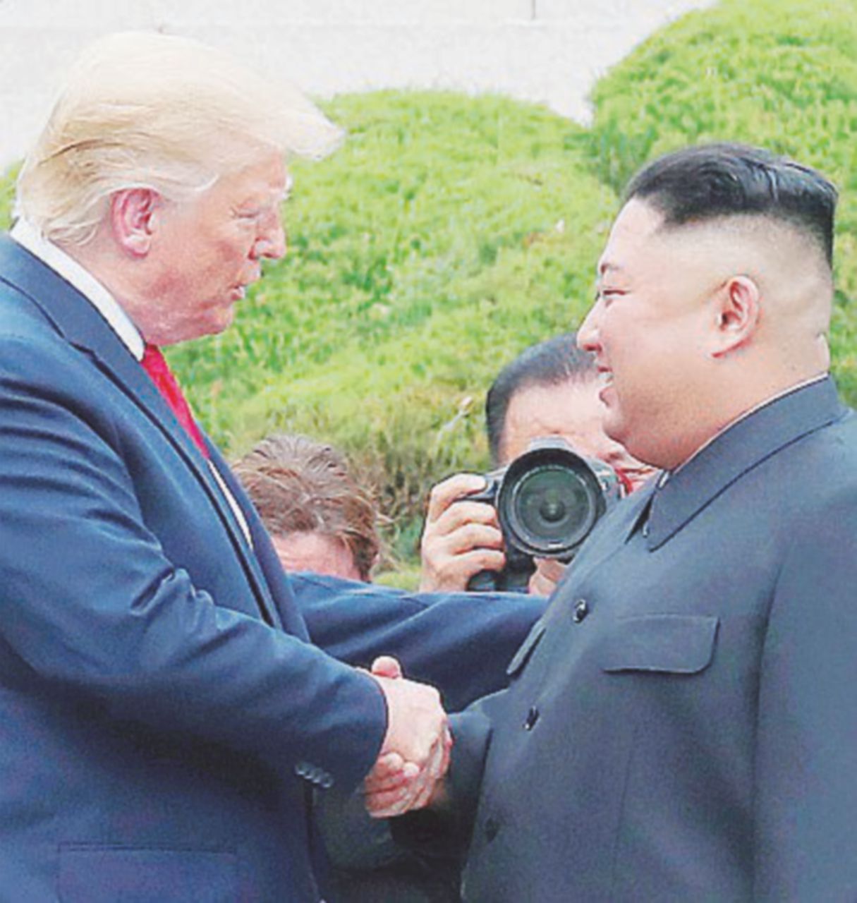 Trump e Kim, stretta di mano sul confine