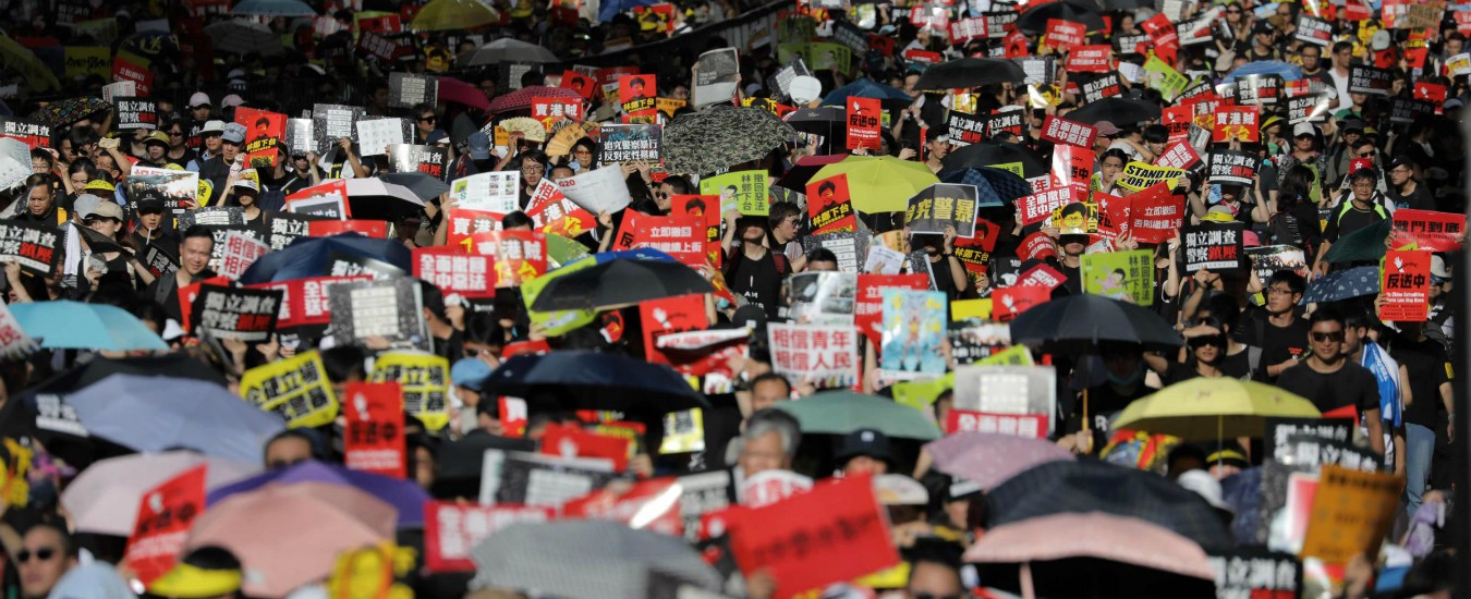 Copertina di Hong Kong, “500mila” scendono in piazza: manifestanti occupano il Parlamento, ma la polizia carica e lo riprende