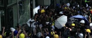 Copertina di Hong Kong, manifestanti riescono a infrangere la porta di vetro e fanno irruzione in Parlamento