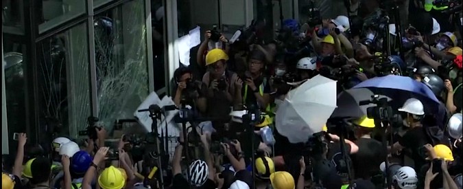 Copertina di Hong Kong, manifestanti riescono a infrangere la porta di vetro e fanno irruzione in Parlamento