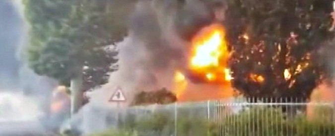 Copertina di Brendola, incendio in azienda di vernici: colonna di fumo visibile a chilometri di distanza. Sindaci: “Chiudere finestre”