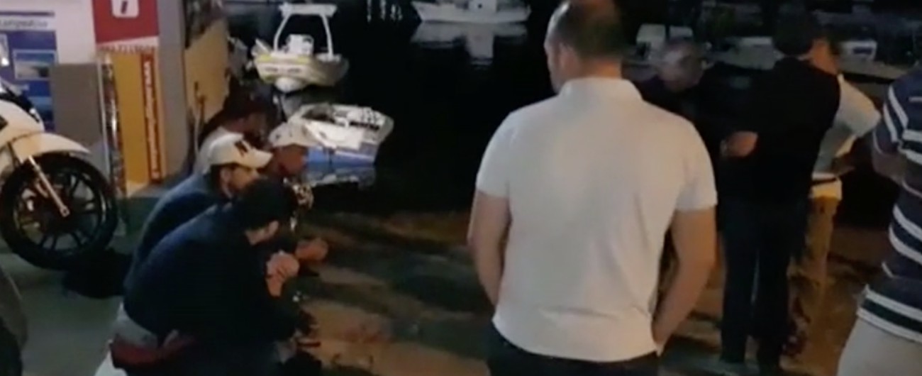 Copertina di Migranti, nuovo sbarco a Lampedusa. 25 persone arrivano sull’isola tra la curiosità di residenti e turisti