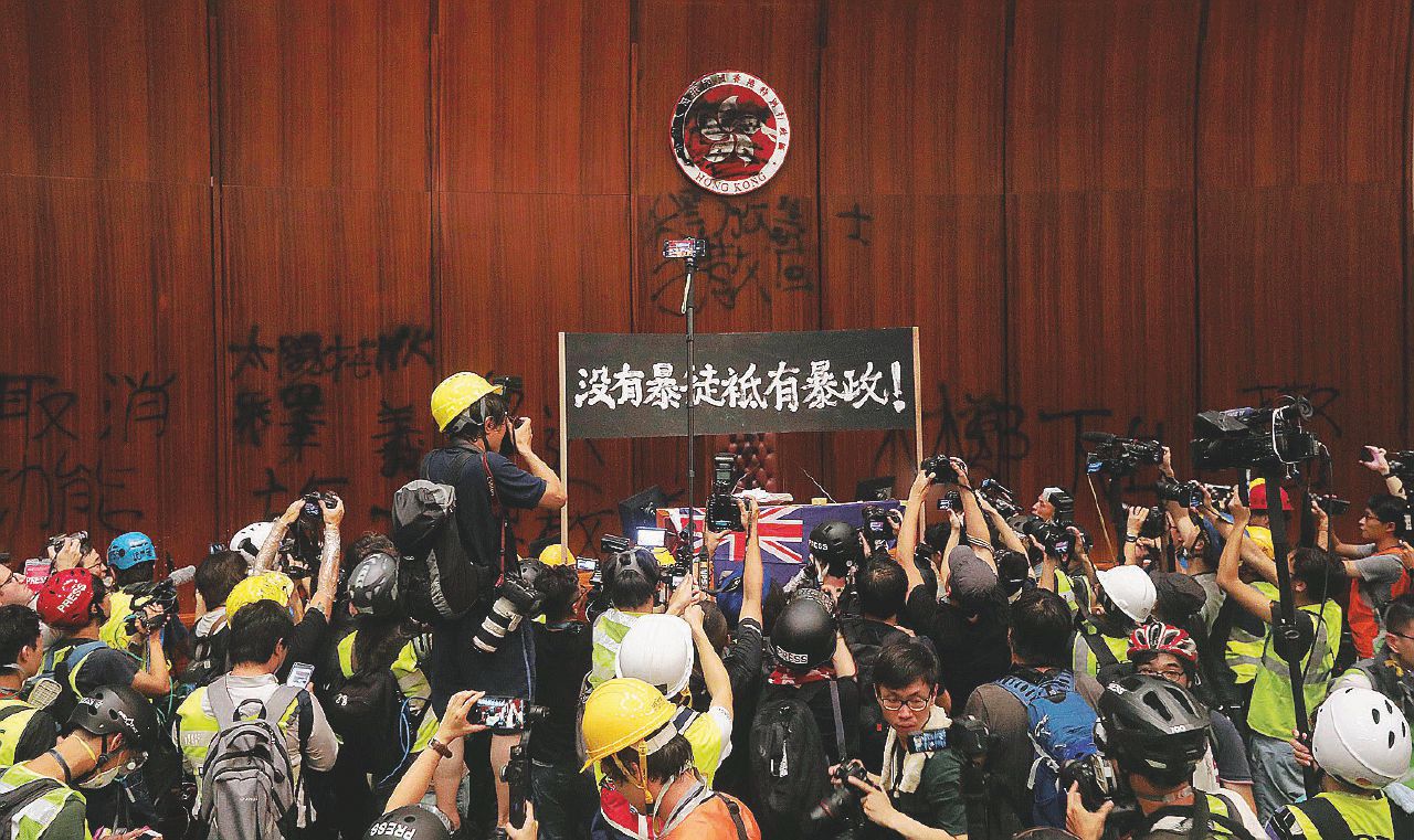 Cina beffata, il Parlamento ridiventa (per poco) inglese