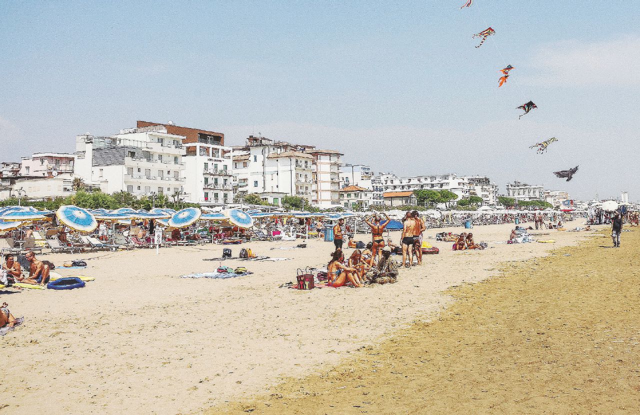 Arancia meccanica in spiaggia: in trenta aggrediscono a calci e pugni tre bagnini