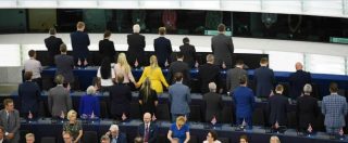 Copertina di Parlamento Ue, via alla prima seduta. Brexit Party di spalle durante l’Inno alla Gioia e M5s tra i “non iscritti”