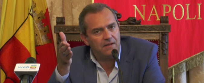 Copertina di De Magistris su De Luca: “Un portatore di capricci. Ceausescu in confronto a lui era un umile democratico di quartiere”