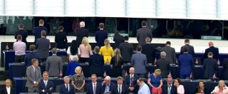 Copertina di Europarlamento, deputati del partito della Brexit voltano le spalle durante l’inno europeo