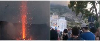 Stromboli, violente esplosioni dal cratere e colate di lava: le immagini dell’eruzione del vulcano e la paura dei turisti