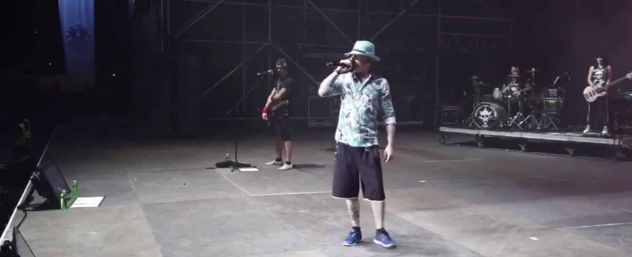 Copertina di J-Ax si schiera con Carola Rackete, il duro attacco a Salvini: “I nazisti rispettavano le leggi… non significa che fossero giuste”