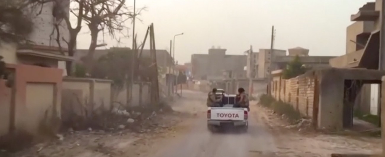 Copertina di Libia, bombe su un centro per migranti. Almeno 40 morti e 80 feriti