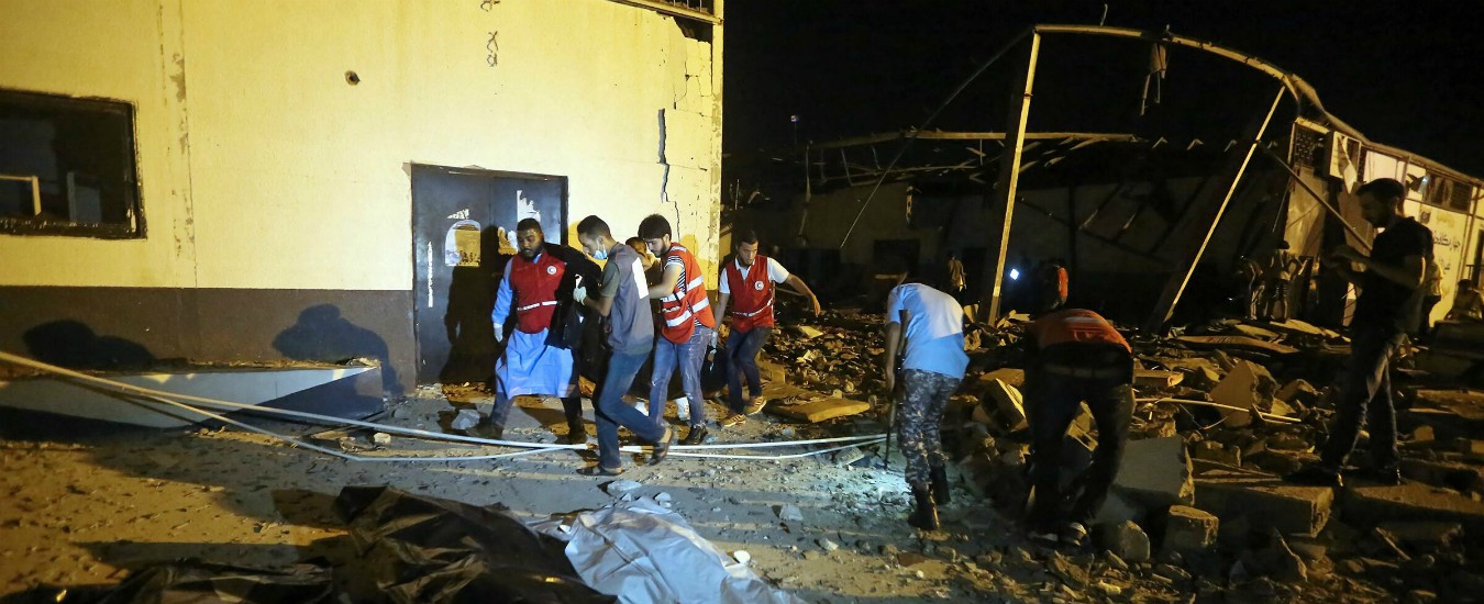 Libia, bombardato centro di detenzione migranti: almeno 44 morti e 130 feriti. Nuovo raid su aeroporto Tripoli