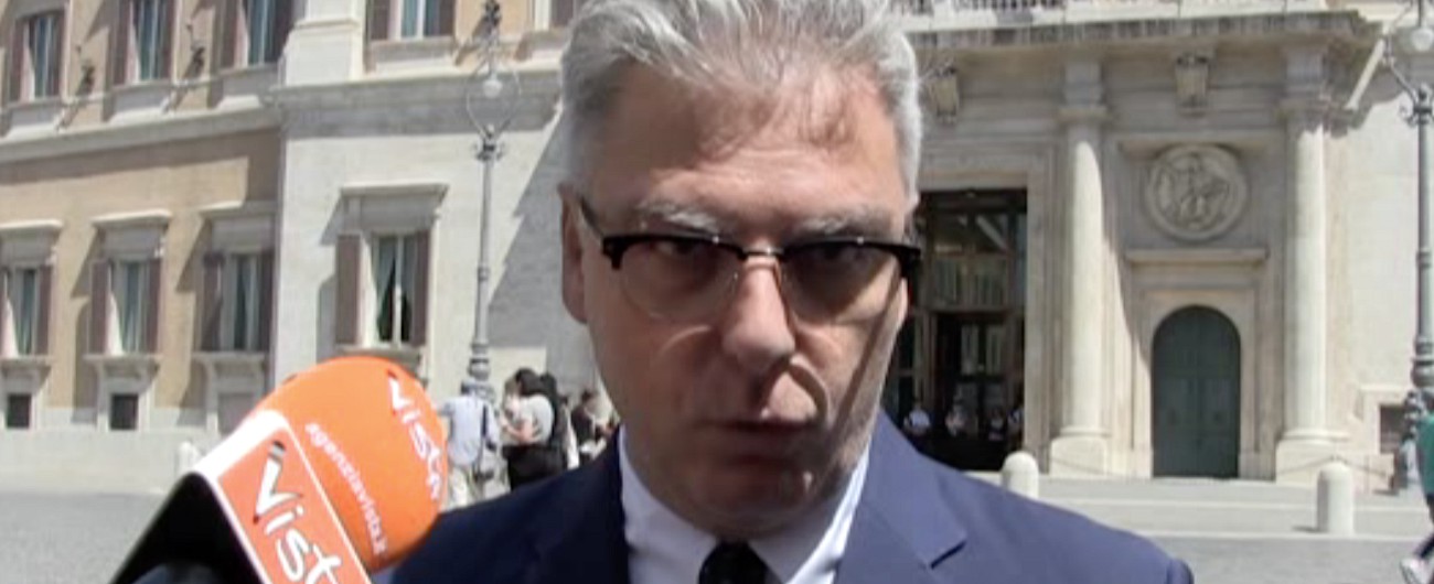 Copertina di La denuncia di Mollicone FdI su dress code colleghe: “Rispettino l’Aula, non siamo al mare”