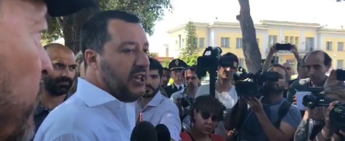 Copertina di Salvini: “Per Gip vita dei finanzieri vale meno di quella di un clandestino? Follia”. E all’Anm: “Ultimi a poter dare lezioni”