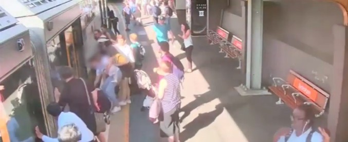 Copertina di Mind the gap, il bambino finisce sotto alla metropolitana di Sydney. Ecco come lo aiutano i passeggeri