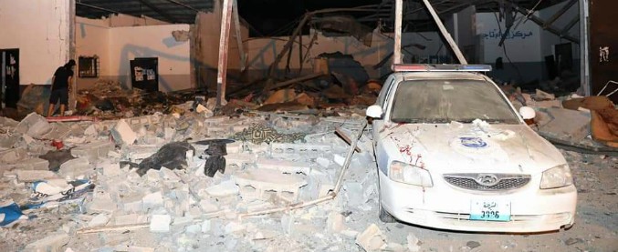 Libia. Si voleva colpire la vicina caserma, ma a Tajoura è stata mattanza di civili. Ong: “Serve soluzione per i superstiti”