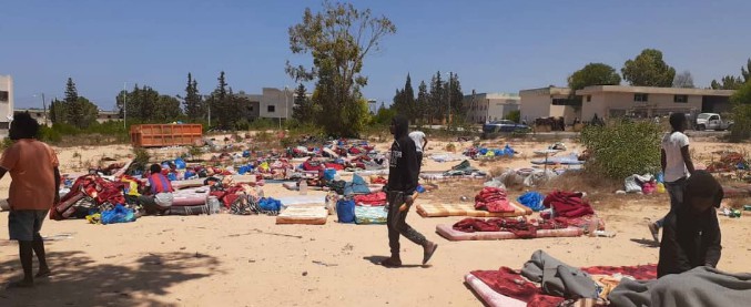 Copertina di Libia. Nel centro di Tajoura, dove 700 migranti vivevano ammassati e imploravano le ong: “Non lasciateci soli”