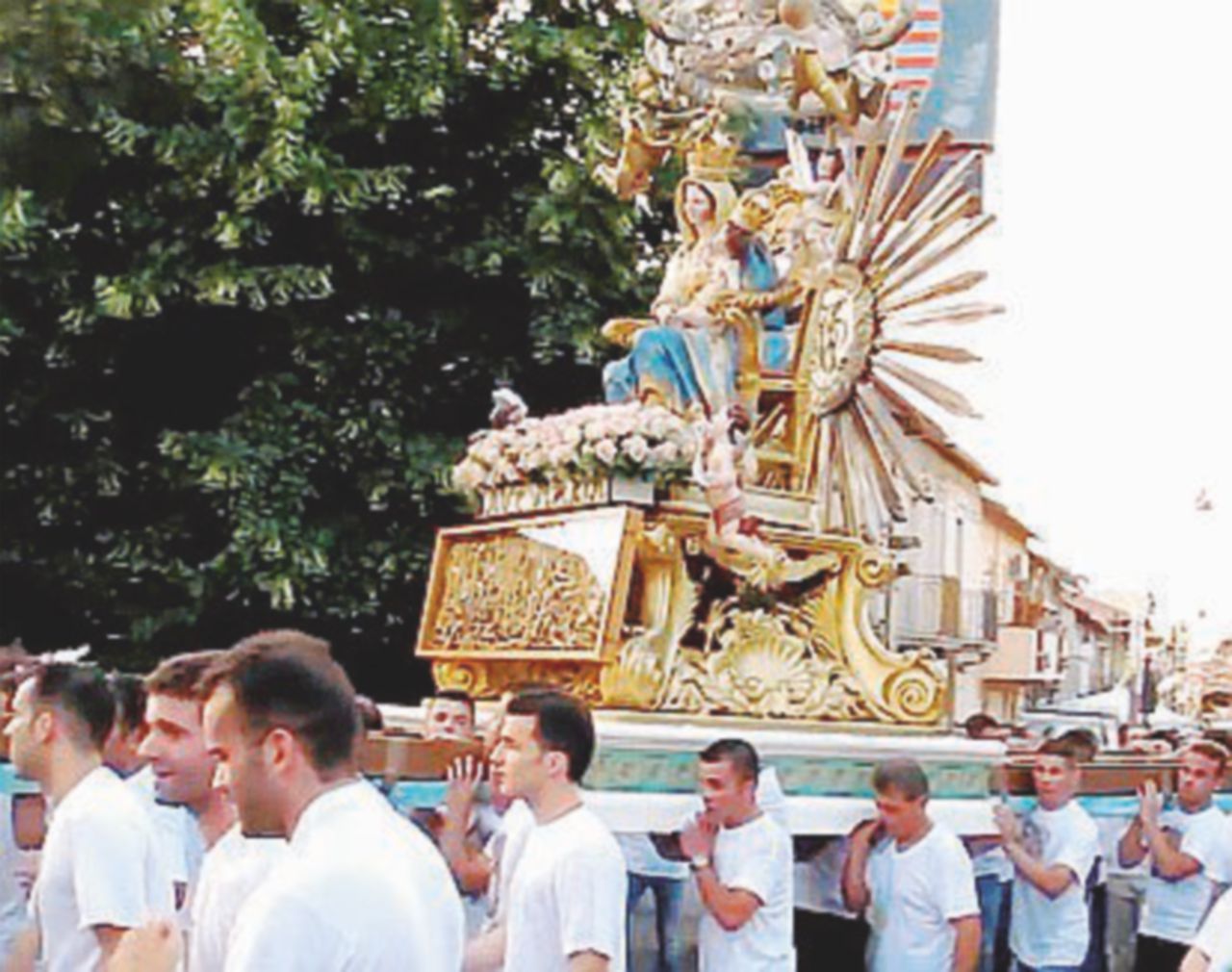 Copertina di A Villafrati il prete inchina la processione al boss di Provenzano