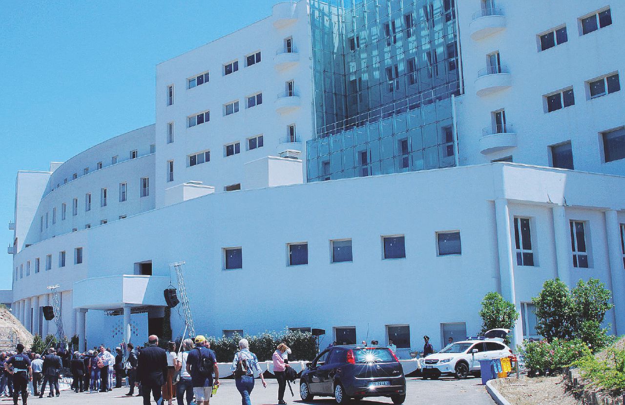 Copertina di “Stop ai fondi per l’ospedale qatariota”. Un’inchiesta può far saltare l’operazione