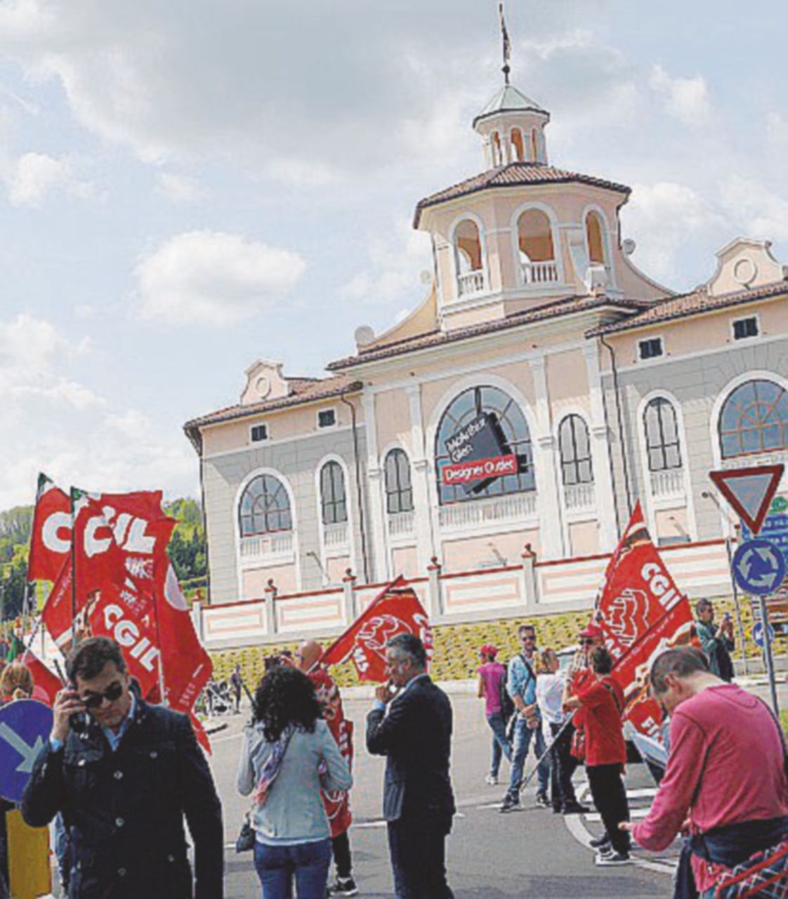 Si era battuto contro l’apertura a Pasqua, licenziato dall’outlet