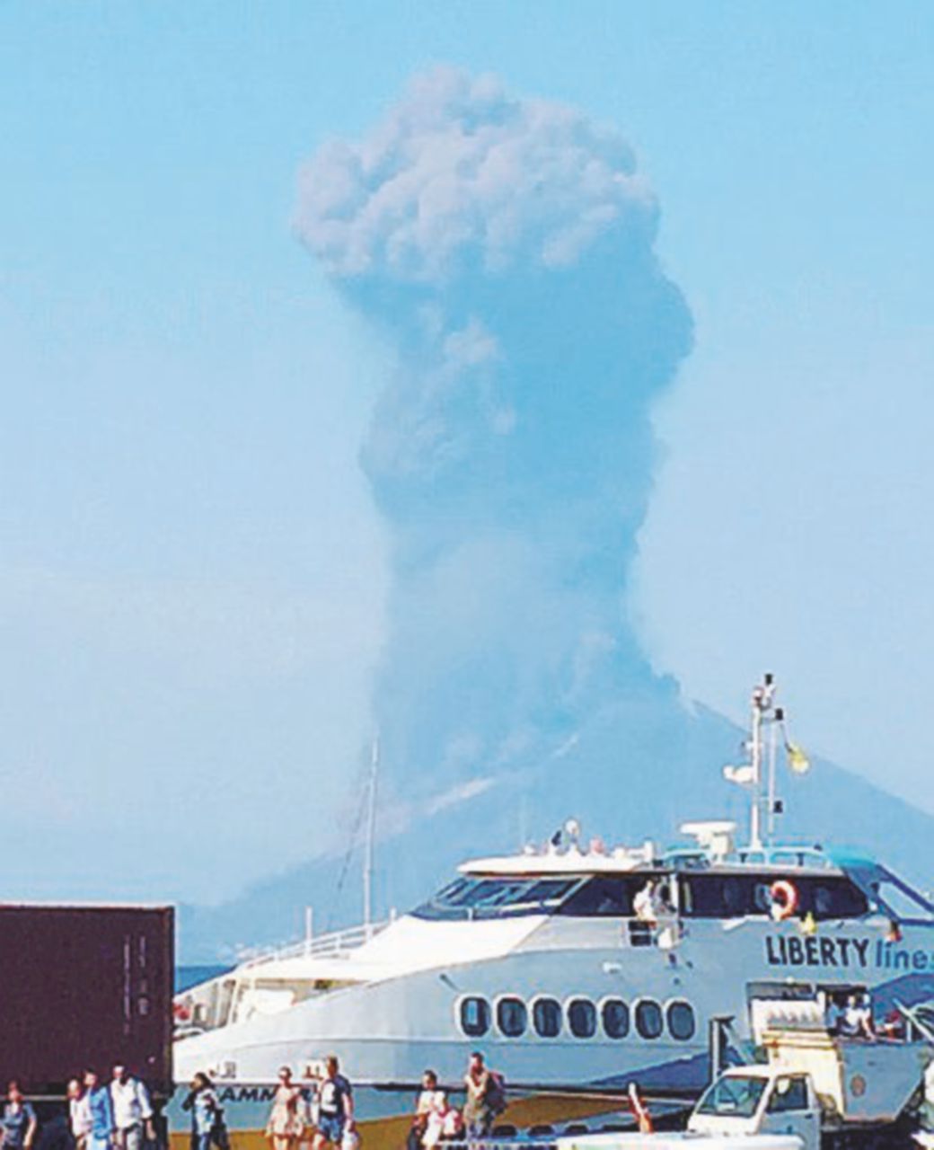 Serie di esplosioni nel cratere: morto un escursionista, paura tra i turisti