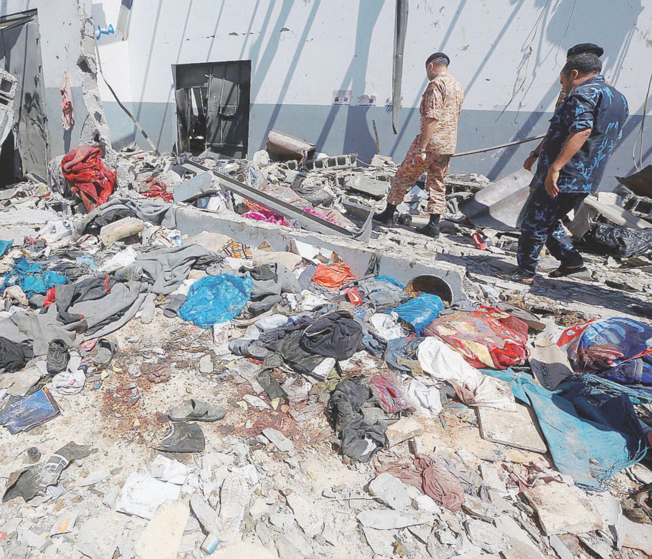 Bombe sul centro migranti libico: “Almeno cento morti”