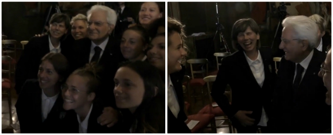 Copertina di Il selfie tra Mattarella e le Azzurre di calcio. Il presidente: “Poi me lo mandate, vero?”. E loro reagiscono così