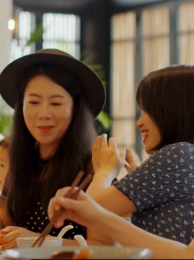 Sette amiche decidono di vivere insieme per tutta la vita: la loro storia in un video Sette amiche decidono di vivere insieme per tutta la vita: la loro storia in un video