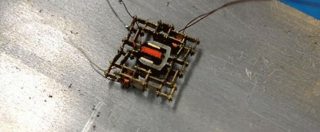 Copertina di Il mini robot del MIT che costruisce altri robot è un’idea con grande potenziale