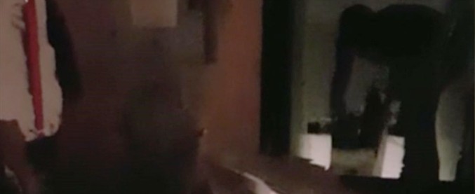 Copertina di Roma, la presidente Ama filma un ristoratore che accatasta i rifiuti in strada. Passa Hugh Grant e le strappa il telefono