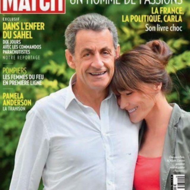 Nicolas Sarkozy e Carla Bruni, lui più alto di lei nella cover di Paris Match. L’ironia dei social