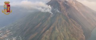 Copertina di Stromboli, l’alba sul vulcano dopo l’eruzione: alte colonne di fumo si alzano dal cratere. Il video dall’alto