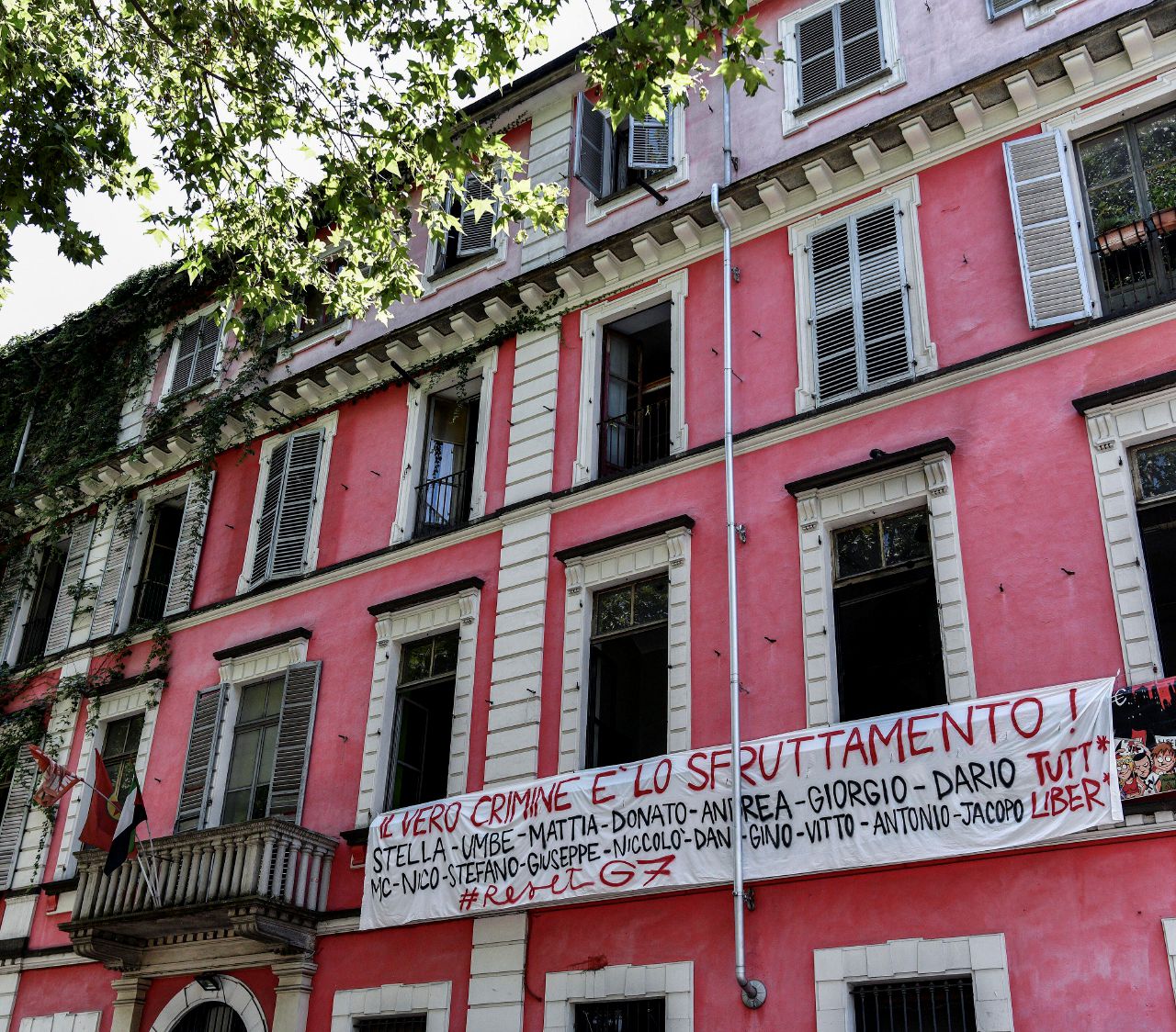 Copertina di Scontri al “G7 della Scienza”. Arresti domiciliari per quattro leader di Askatasuna