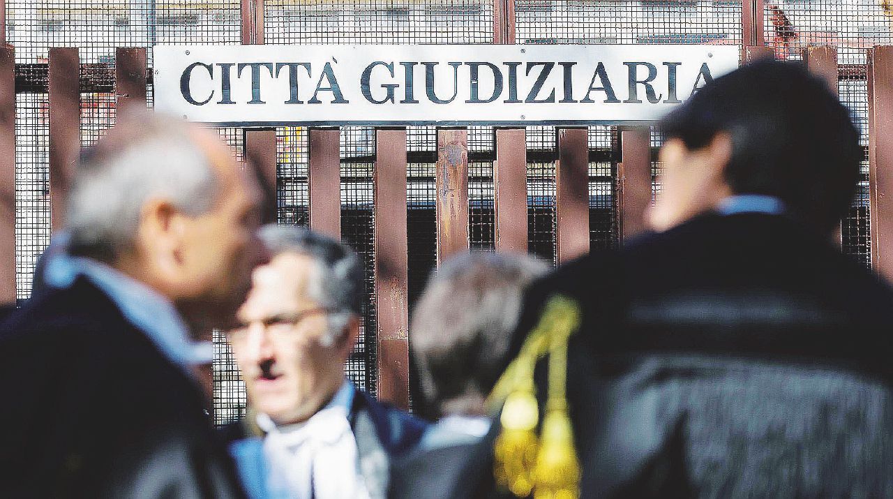 Copertina di “Pignatone mi invitò a casa sua per dirmi dell’indagine su di me”