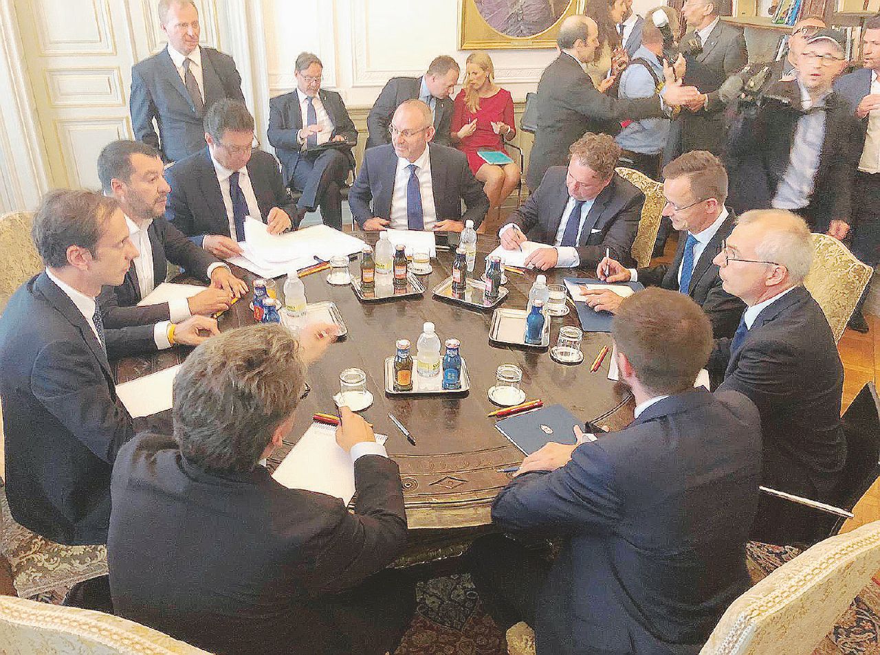 Copertina di “Sigilleremo i sacri confini”: Salvini apre il suo fronte est